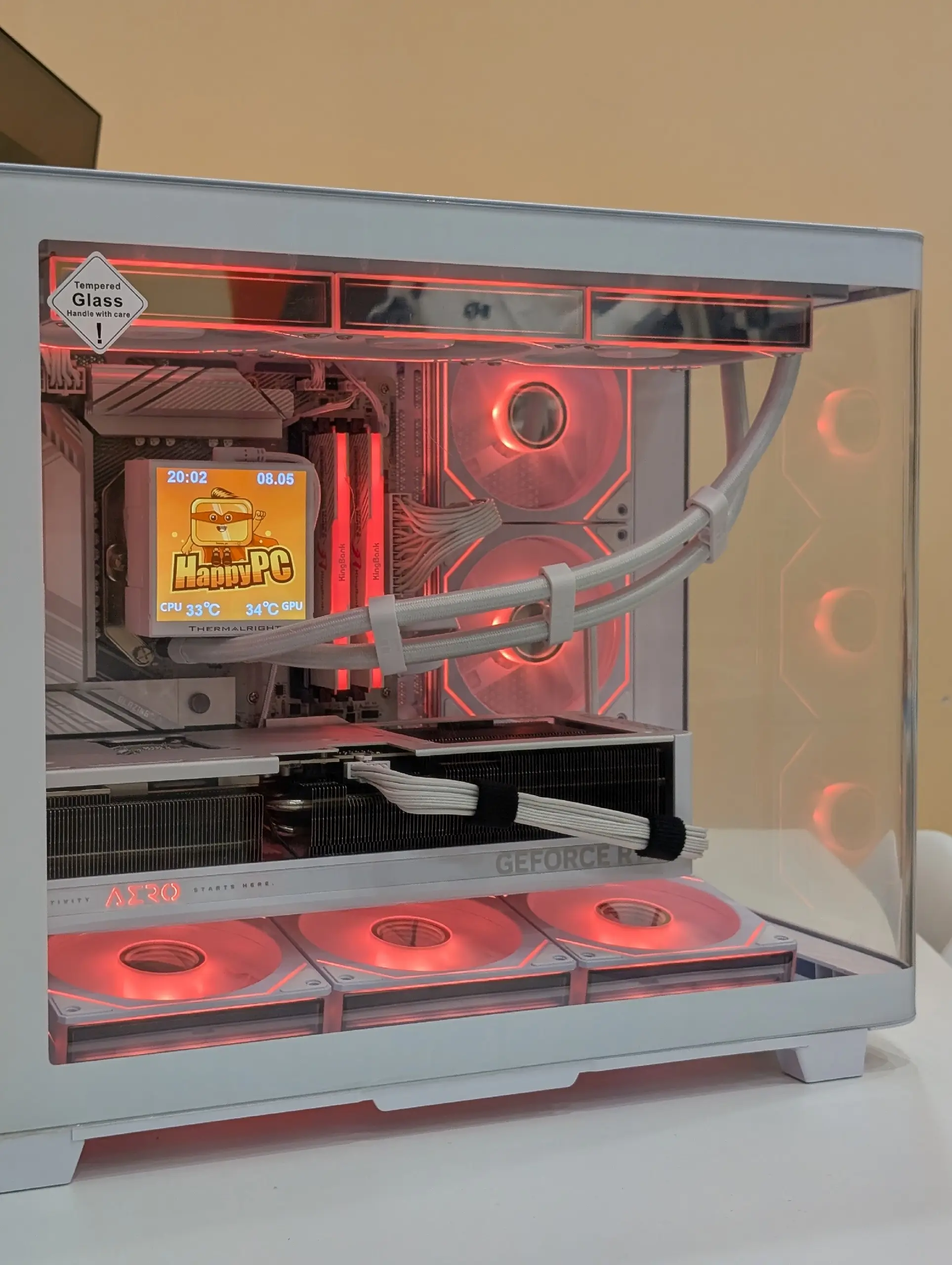 Белая игровая сборка с видеокартой Gigabyte RTX 5070 Ti AERO и жидкостным охлаждением с дисплеем