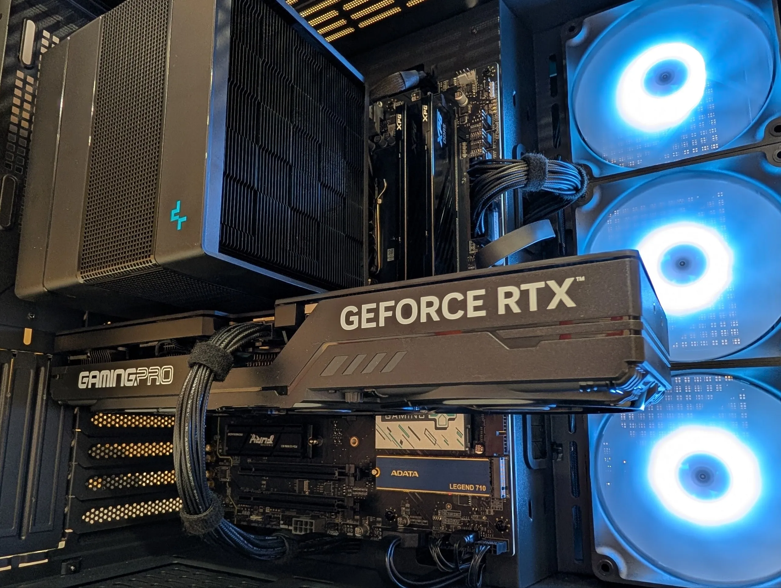 Сборка с крупным башенным воздушным охлаждением и видеокартой Palit RTX 5070 Ti